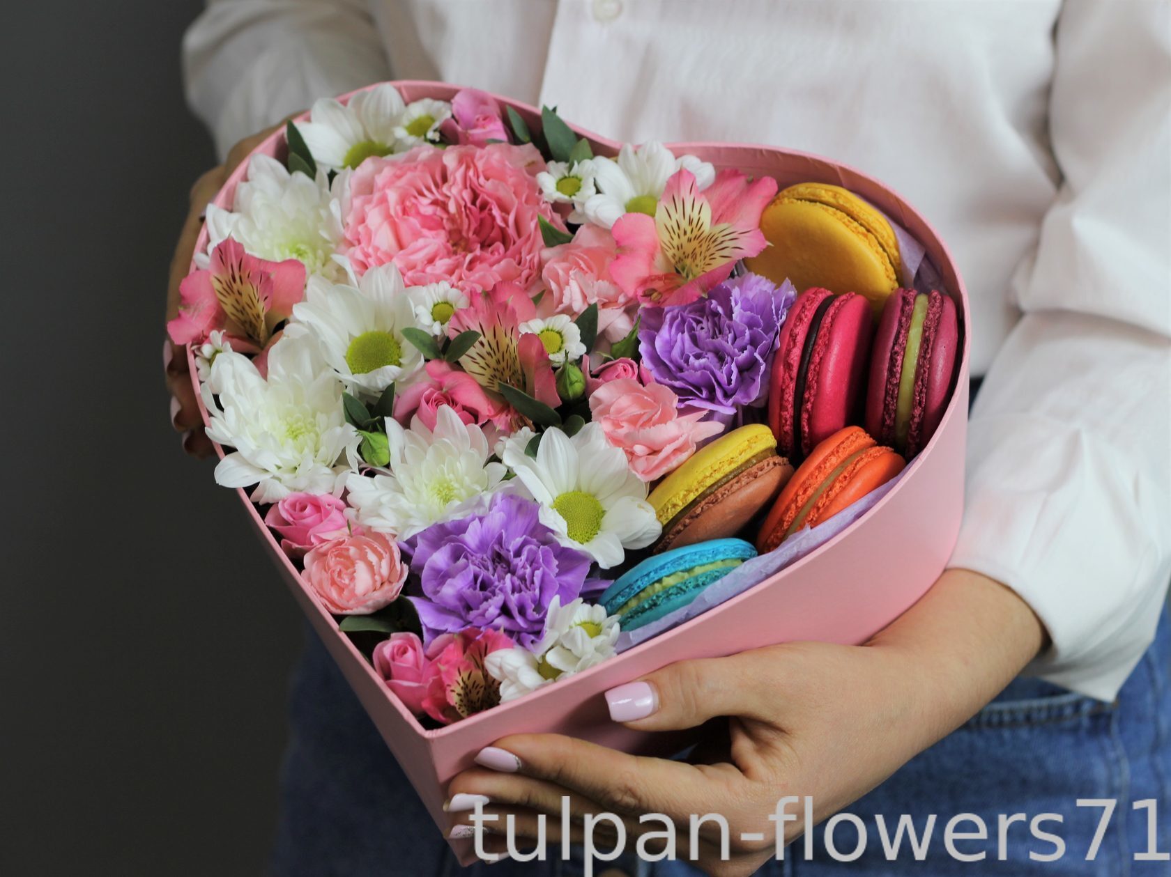 Какие цветы принято дарить на 8. Красивый букет в коробке. Красивые коробки с цветами. Композиция цветов в коробке. Красивый букет цветов в коробке.